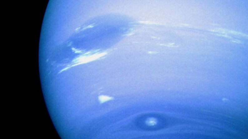 Esta imagen del Voyager 2 de la NASA, publicada el 21 de agosto de 2001, muestra que el planeta Neptuno tiene manchas. (NASA/NASA/AFP vía Getty Images)