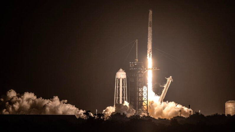 La misión SpaceX Crew-7 despega en un cohete Falcon 9 desde el Complejo de Lanzamiento 39A en el Centro Espacial Kennedy, Florida, Estados Unidos. EFE/EPA/Cristobal Herrera-Ulashkevich