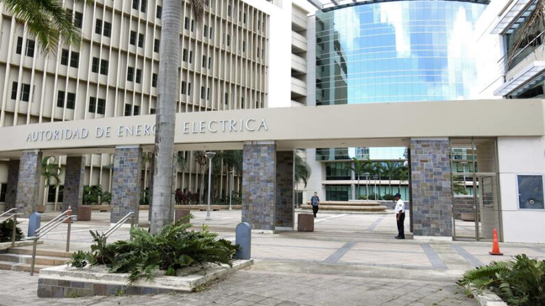 Aspecto de la sede de la estatal Autoridad de la Energía Eléctrica (AEE) en San Juan (Puerto Rico). Imagen de archivo. EFE/ Alfonso Rodríguez
