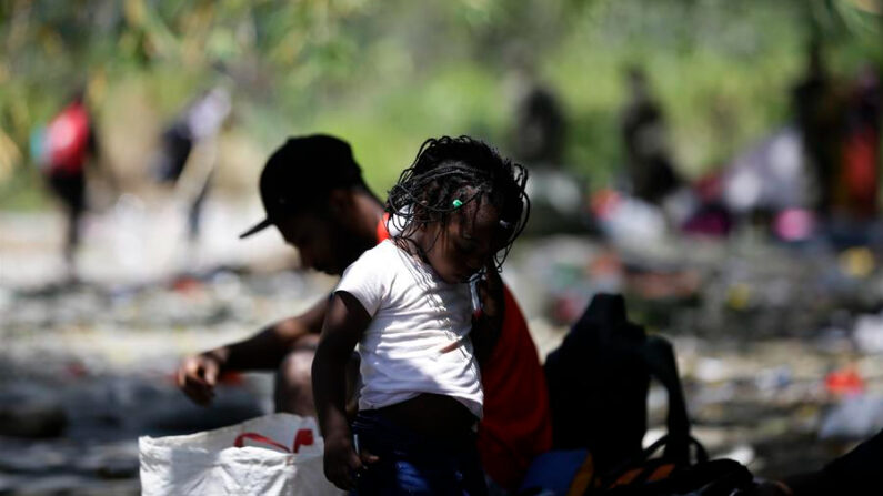Personas y niños migrantes descansan en la selva mientras esperan su tralado en canoa desde la Quebrada León hasta a la comunidad de Bajo Chiquito, el 10 de marzo de 2023, en Darién (Panamá), en una fotografía de archivo. EFE/Bienvenido Velasco