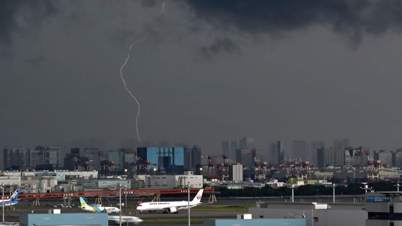 Un rayo cae sobre un edificio cerca del aeropuerto Haneda de Tokio, Japón (abajo) el 1 de agosto de 2023. (Kazuhiro Nogi/AFP vía Getty Images)