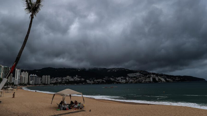 Fotografía de archivo de una playa cubierta de nubes grises el 16 de agosto de 2023, en Acapulco, estado de Guerrero, México. (EFE/David Guzmán)