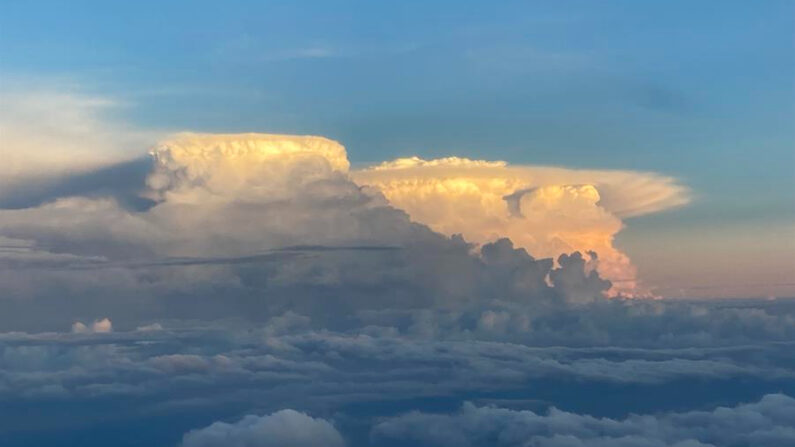 Fotografía divulgada por el Centro de Operaciones de Aeronaves (AOC) de la Oficina Nacional de Administración Oceánica y Atmosférica (NOAA) donde se muestra una vista de la tormenta tropical Idalia, tomada el domingo 27 de agosto desde Lakeland, Florida (EEE. UU). EFE/Rich Henning/NOAA