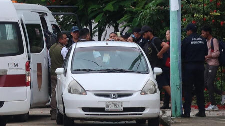 Agentes encuentran a 57 migrantes de la India en balneario mexicano de Cancún