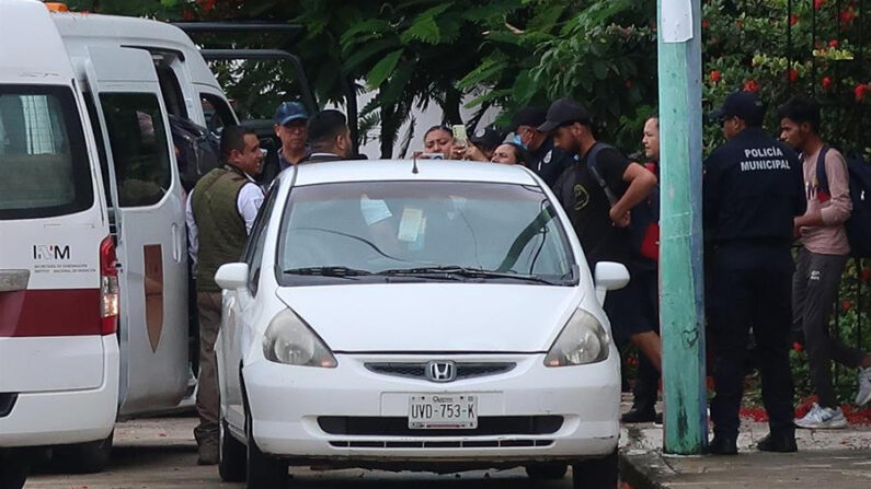 Agentes del Instituto Nacional de Migración, de la Fiscalía General del Estado y Policías de Seguridad estatal, rescatan hoy a 57 personas indocumentadas escondidos en una casa en el balneario de Cancún, Quintana Roo (México). EFE/Alonso Cupul