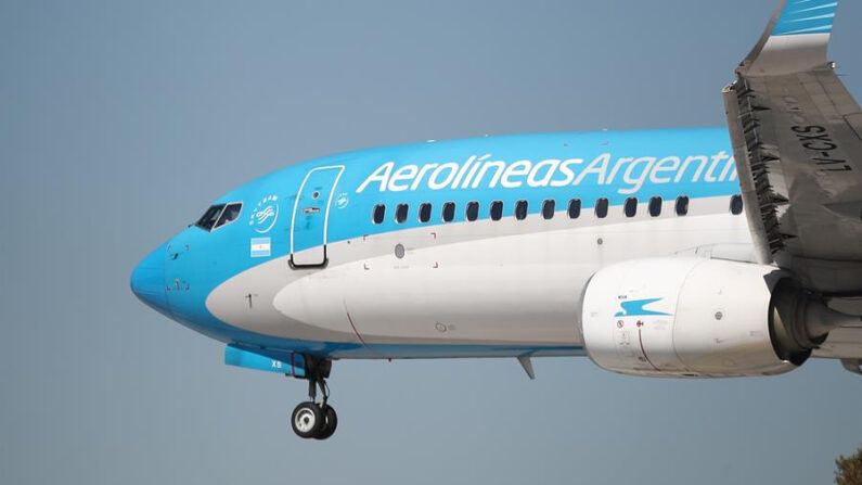 Fotografía de archivo de un avión de Aerolíneas Argentinas , en el aeropuerto de Buenos Aires (Argentina). EFE/ Juan Ignacio Roncoroni