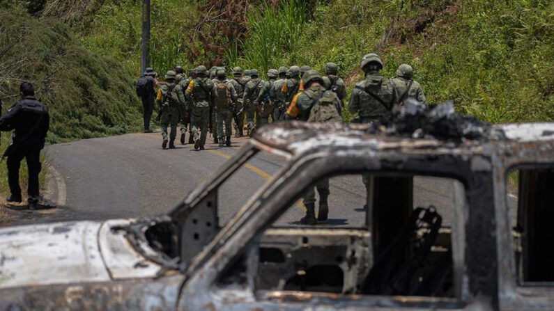 Fotografía de archivo de miembros del Ejército Mexicano que resguardan carreteras debido a la violencia desatada en el Estado de Chiapas (México). EFE/ Carlos López