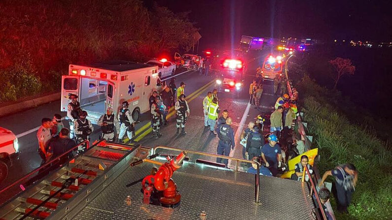 Fotografía cedida por la Secretaría de Seguridad y Protección Ciudadana de Nayarit que muestra la zona donde se volcó un autobús en la madrugada del 3 de agosto de 2023, en el poblado de Barranca Blanca en el estado de Nayarit (México). EFE/Secretaria de Seguridad y Protección Ciudadana de Nayarit