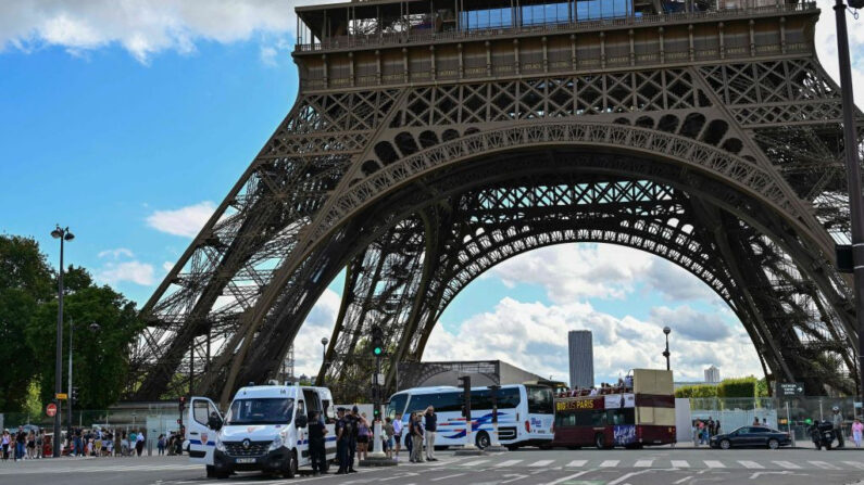 Agentes de los Cuerpos de Seguridad de la República (CRS) aseguran la zona en el centro de París el 12 de agosto de 2023, después de que una alerta de seguridad provocara la evacuación de tres plantas de la Torre Eiffel, el símbolo más emblemático de Francia que atrajo a 6.2 millones de visitantes el año pasado. (Miguel Medina/AFP vía Getty Images)