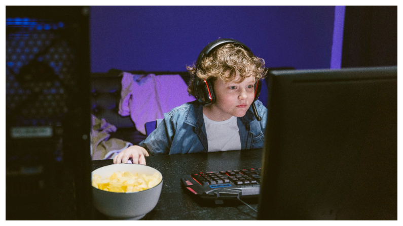 Un niño juega videojuegos en su ordenador. Es importante poner límites al tiempo que se pasa con el ordenador y el teléfono móvil. (Pexels/Tima Miroshnichenko) 
