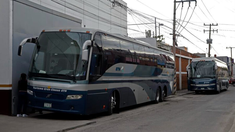 El transporte de migrantes en condiciones de hacinamiento refleja el inédito flujo migratorio en la región, con más de 2.76 millones de ilegales interceptados por Estados Unidos en la frontera con México durante el año fiscal 2022. Fotografía de archivo. EFE/ Hilda Ríos