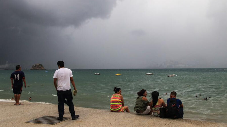 Turistas se reúnen en una playa en las costas de Acapulco, en el estado de Guerrero (México). EFE/David Guzmán