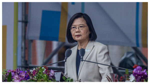 La presidenta de Taiwán, Tsai Ing-wen, pronuncia un discurso en el Día Nacional de Taiwán el 10 de octubre de 2022 en Taipéi. Taiwán, que desempeña un papel importante en la cadena de suministro mundial de semiconductores, se enfrenta a amenazas cada vez mayores de China, mientras que la isla autogobernada recibe más apoyo internacional de democracias como Estados Unidos, Canadá y países europeos. (Annabelle Chih/Getty Images)