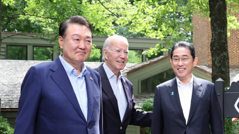 (I-D) El presidente de Corea del Sur, Yoon Suk Yeol, el presidente de los Estados Unidos, Joe Biden, y el primer ministro de Japón, Fumio Kishida, posan para una foto antes de su cumbre trilateral en Camp David. EFE/EPA/Yonhap 