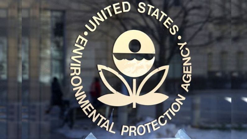 El logotipo de la Agencia de Protección Ambiental de Estados Unidos (EPA) se muestra en una puerta de su sede el 16 de marzo de 2017 en Washington, DC. (Justin Sullivan/Getty Images)