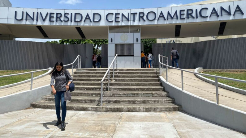 Una mujer sale de la Universidad Centroamericana en Managua (Nicaragua) el 16 de agosto de 2023. (Stringer/AFP vía Getty Images)
