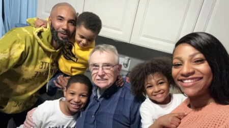 Familia adopta a un vecino viudo de 82 años como su «abuelo honorario»