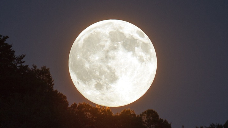 Imagen ilustrativa de una luna llena. (Pixabay/ kasabubu)