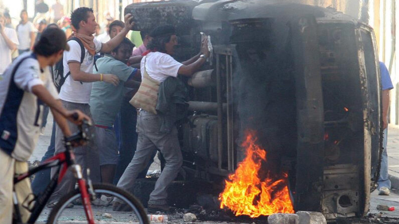 Fotografía de archivo de integrantes del crimen organizado que queman un automóvil. EFE/Ulises Ruiz
