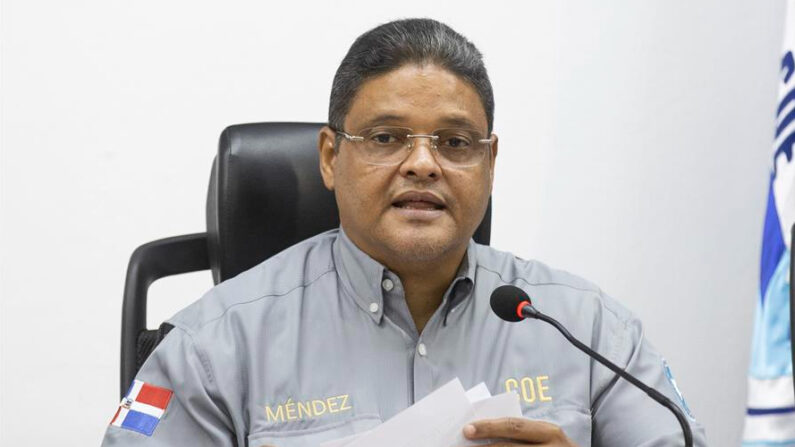 Juan Manuel Méndez (c), director del Centro de Operaciones de Emergencias (COE), ofrece una rueda de prensa sobre los daños causados por el paso de la tormenta tropical Franklin este 24 de agosto de 2023, en Santo Domingo (República Dominicana). EFE/ Orlando Barría