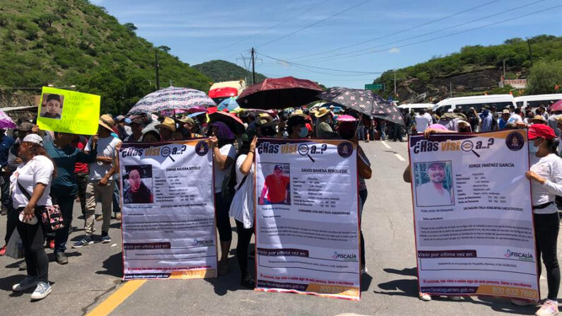 Pobladores protestan bloqueando la carretera federal México-Acapulco el 25 de agosto de 2023 para exigir la presentación de personas desaparecidas en Chilpancingo estado de Guerrero (México). EFE/José Luis de la Cruz