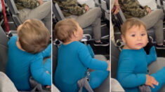 Bebé de 10 meses anima a los pasajeros saludándolos al abordar tras retraso de 3 horas en el vuelo