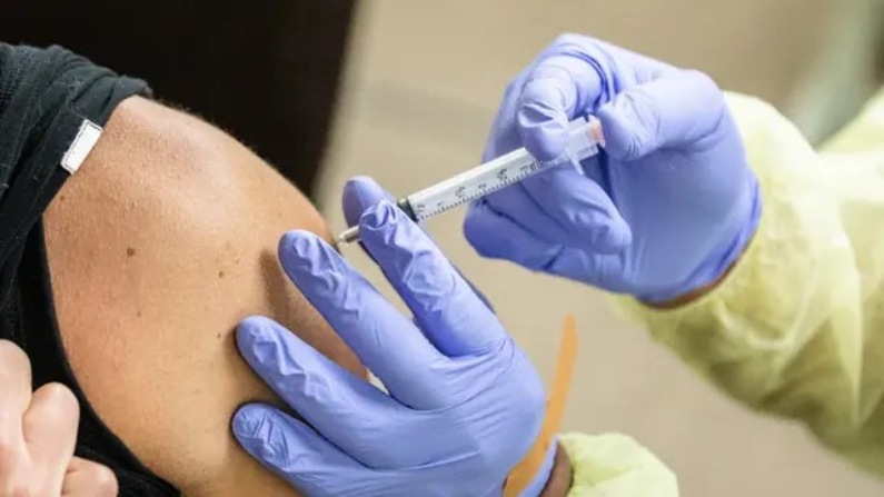 Un voluntario médico prepara la vacuna contra el coronavirus Moderna para un socorrista en Orange, California, el 9 de marzo de 2021. (John Fredricks/The Epoch Times)