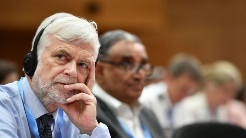 El delegado británico del Grupo Intergubernamental de Expertos sobre el Cambio Climático (IPCC), Jim Skea, observa mientras asiste a la reunión de apertura de la 50ª sesión del organismo de las Naciones Unidas para evaluar la ciencia relacionada con el cambio climático, en Ginebra, el 2 de agosto de 2019. (Fabrice Coffrini/AFP vía Getty Images)