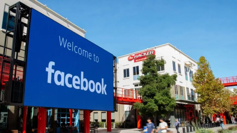 Se ve un letrero digital gigante en el campus de la sede corporativa de Facebook en Menlo Park, California, el 23 de octubre de 2019. (Josh Edelson/AFP vía Getty Images)