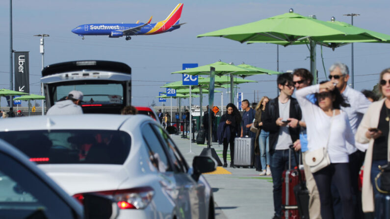 Los pasajeros esperan para abordar taxis en el Aeropuerto Internacional de Los Ángeles (LAX) el 6 de noviembre de 2019 en Los Ángeles, California. (Mario Tama/Getty Images)
