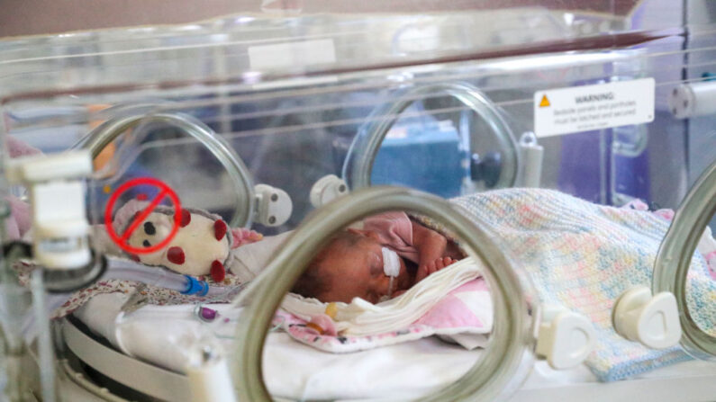Imagen difundida el 27 de mayo, un recién nacido en la sala de maternidad del Hospital Frimley Park de Surrey el 22 de mayo de 2020 en Frimley, Reino Unido. (Steve Parsons - Pool/Getty Images)