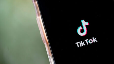 «TikTok está construida como una máquina de adoctrinamiento», dice senador alertando impacto en jóvenes