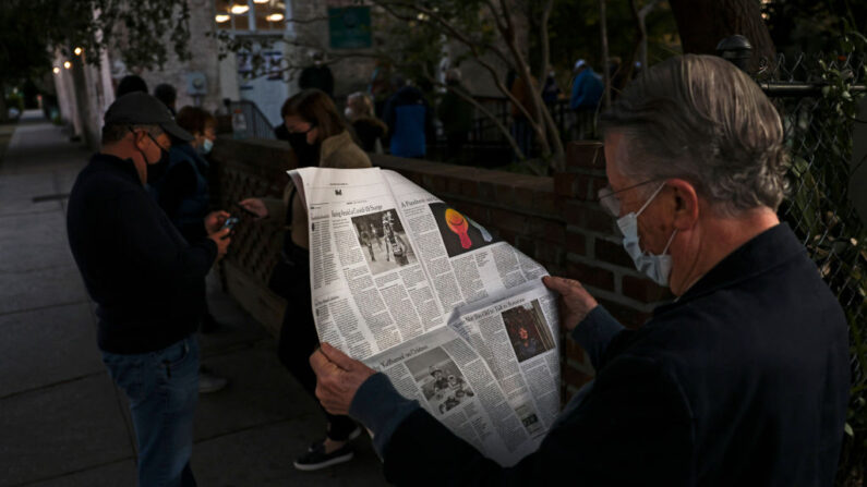 Un hombre lee el periódico el 3 de noviembre de 2020, en Charleston, Carolina del Sur. (Michael Ciaglo/Getty Images)
