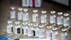 Por cada vida salvada las vacunas contra COVID causaron “casi 14 veces más muertes”, según estudio