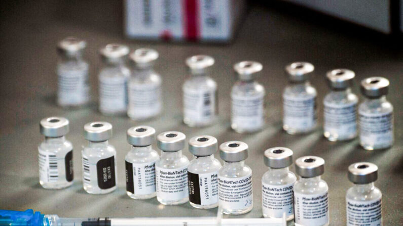 Jeringas y viales de la vacuna Pfizer-BioNTech contra el COVID-19 están preparados para administrarse en un sitio de vacunación de Renown Health, en Reno, Nevada, el 17 de diciembre de 2020. (Patrick T. Fallon/AFP a través de Getty Images )