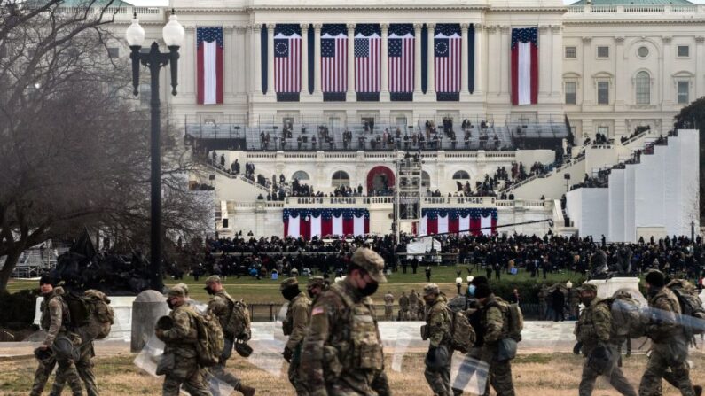 Tropas de la Guardia Nacional portan escudos antidisturbios mientras asumen posiciones en las inmediaciones del Capitolio de Estados Unidos en la jornada de la toma de mando de Joe Biden en Washington el 20 de enero de 2021. (Roberto Schmidt/AFP vía Getty Images)