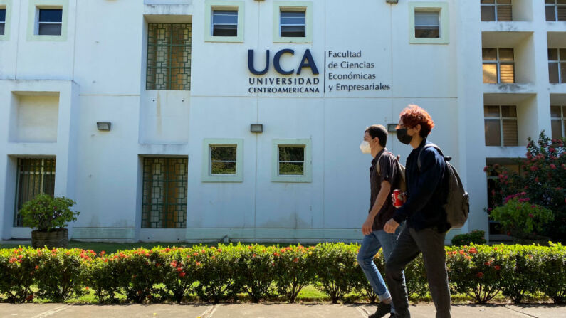 Estudiantes caminan dentro de la Universidad Centroamericana en Managua, el 8 de febrero de 2022.(Oswaldo Rivas/AFP vía Getty Images)