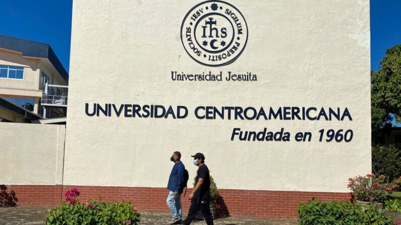 Estudiantes caminan dentro de la Universidad Centroamericana en Managua (Nicaragua) el 8 de febrero de 2022. (Oswaldo Rivas/AFP vía Getty Images)