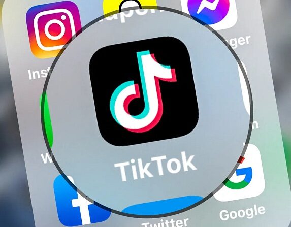 El logotipo de TikTok mostrado en una tableta el 23 de marzo de 2022. (Denis Charlet/AFP vía Getty Images)
