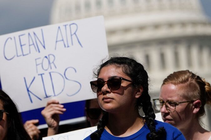 Activistas ecologistas se manifiestan cerca del Capitolio de Estados Unidos el 6 de julio de 2022 en Washington, DC. (Drew Angerer/Getty Images)