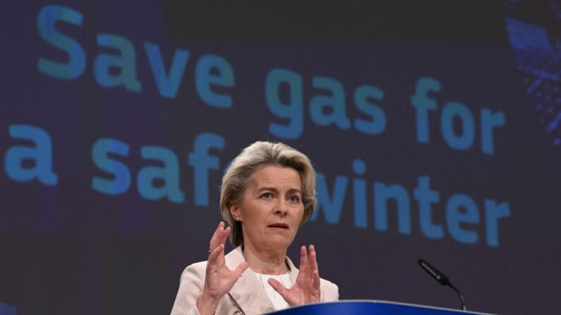 La presidenta de la Comisión Europea, Ursula von der Leyen, habla durante una rueda de prensa tras la reunión sobre el conjunto de medidas para "ahorrar gas para un invierno seguro" en la sede de la UE en Bruselas, el 20 de julio de 2022. (John Thys/AFP vía Getty Images)