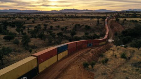 Arizona pagará USD 2.1 millones en demanda de Adm. Biden contra su muro fronterizo de contenedores