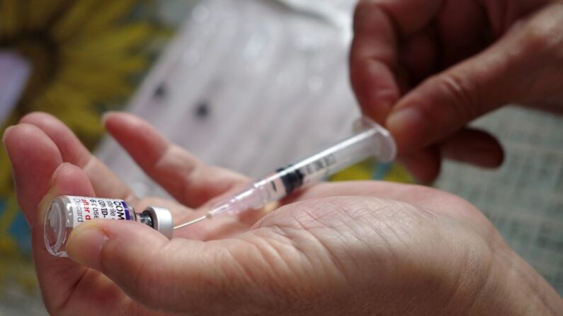Un trabajador sanitario prepara una vacuna COVID-19 de Pfizer en una fotografía de archivo. (Bay Ismoyo/AFP vía Getty Images)