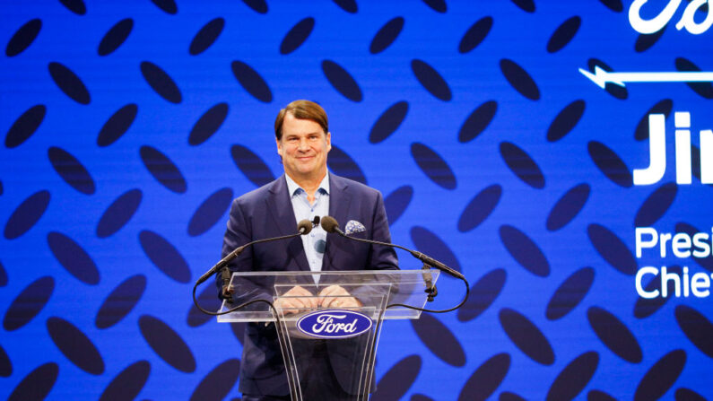 El director ejecutivo de Ford, Jim Farley, anuncia en una rueda de prensa que Ford Motor Company se asociará con la mayor empresa de baterías del mundo, una empresa con sede en China llamada Contemporary Amperex Technology, para crear una planta de baterías para vehículos eléctricos en Marshall, Michigan, el 13 de febrero de 2023 en Romulus, Michigan. (Bill Pugliano/Getty Images)