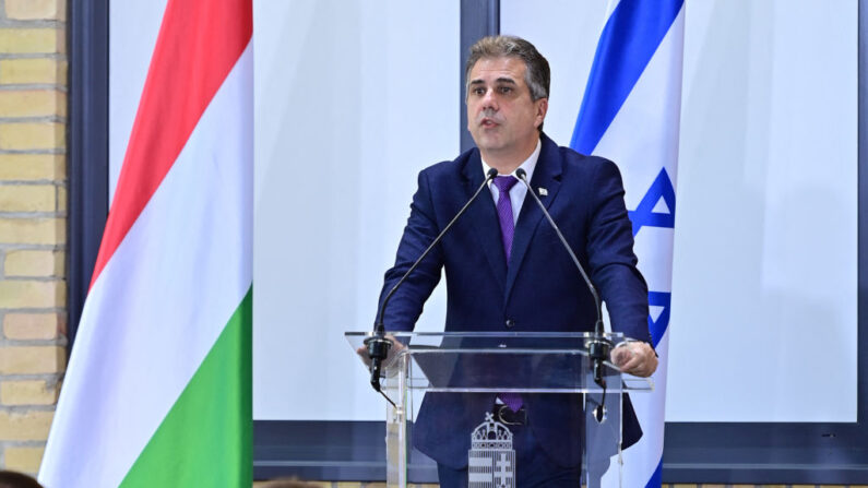 El ministro israelí de Asuntos Exteriores, Eli Cohen, pronuncia un discurso en el distrito 10 de Budapest, el 31 de mayo de 2023. (Gergely Besenyei/AFP vía Getty Images)