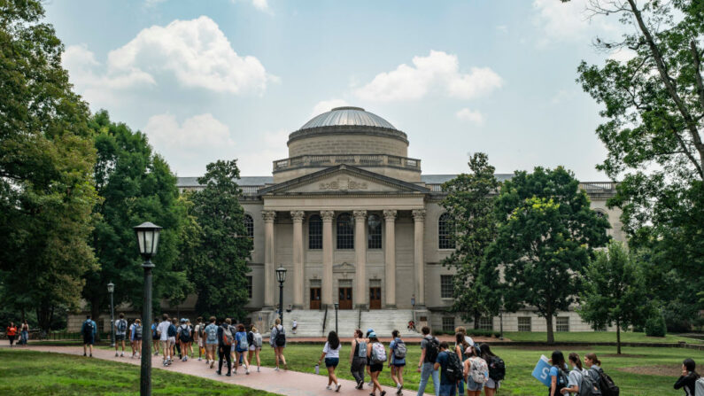 Varias personas caminan por el campus de la Universidad de Carolina del Norte Chapel Hill el 29 de junio de 2023 en Chapel Hill, Carolina del Norte. (Eros Hoagland/Getty Images)