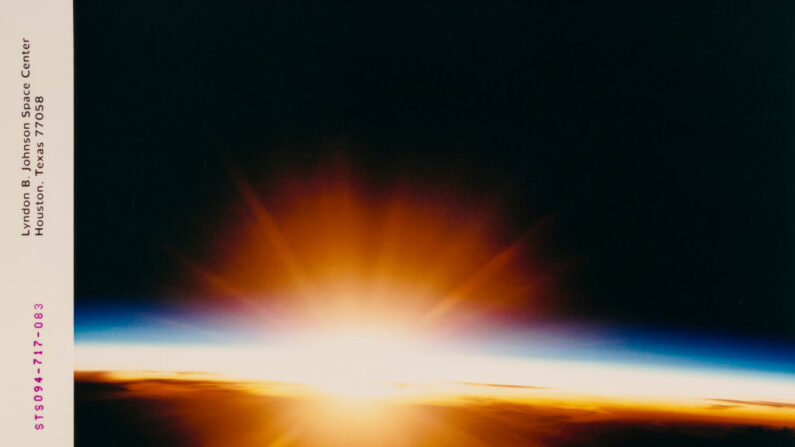 Vista de la Tierra mostrando un amanecer estrellado, captando la fragilidad de la capa atmosférica, en una imagen tomada durante la misión STS-94 del transbordador espacial Columbia, del 1 de julio al 17 de julio de 1997. (Space Frontiers/Archive Photos/Hulton Archive/Getty Images)
