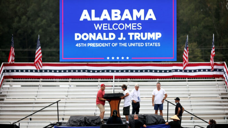 El atril y el escenario están preparados para el mitin "Save America" del expresidente estadounidense Donald Trump en York Family Farms el 21 de agosto de 2021 en Cullman, Alabama. (Chip Somodevilla/Getty Images)