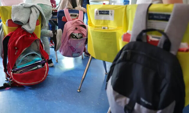 Las mochilas de los estudiantes cuelgan del respaldo de las sillas en un salón de clases, el 24 de junio de 2022. (Michael Loccisano/Getty Images)
