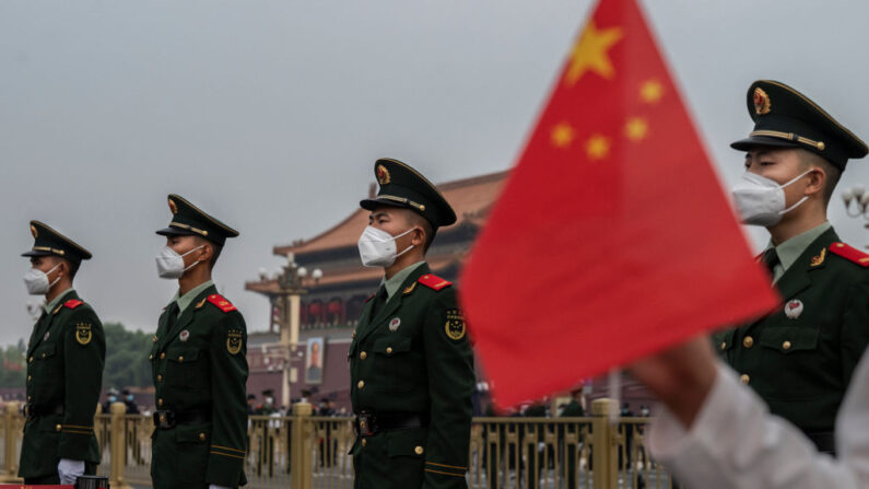 Miembros de la Policía Armada del Pueblo montan guardia en la ceremonia de izado de la bandera con motivo del Día Nacional de China, junto a la Plaza de Tiananmen, el 1 de octubre de 2022, en Beijing, China. (Kevin Frayer/Getty Images)